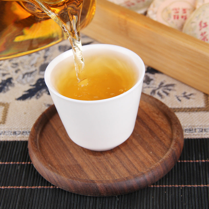 Osmanthus scented Fengqing black tea mini cake close-up