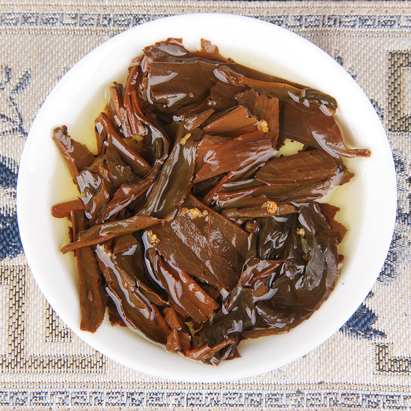 Brewed Fengqing osmanthus black tea with amber-red liquor and floral aroma