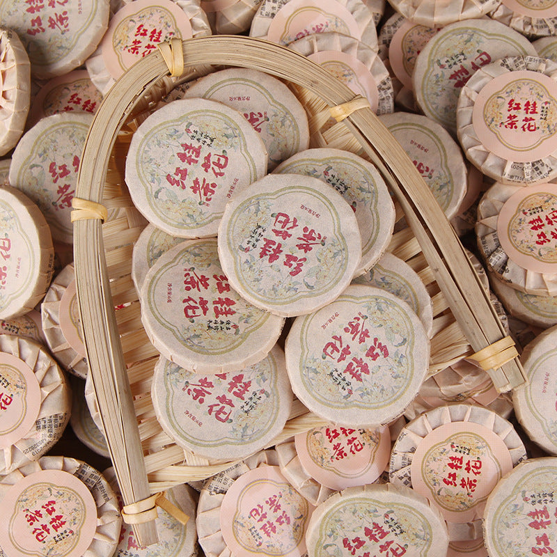 Fengqing black tea mini cake blended with osmanthus flower detail