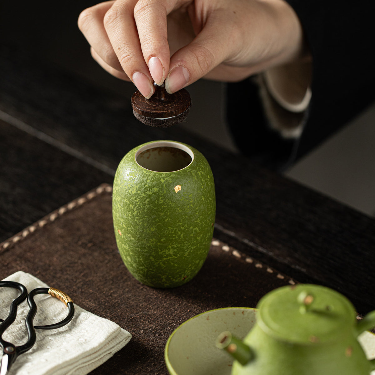 Authentic Gold-Splashed Portable Mini Ceramic Tea Caddy with Wooden Lid - Airtight Travel Canister