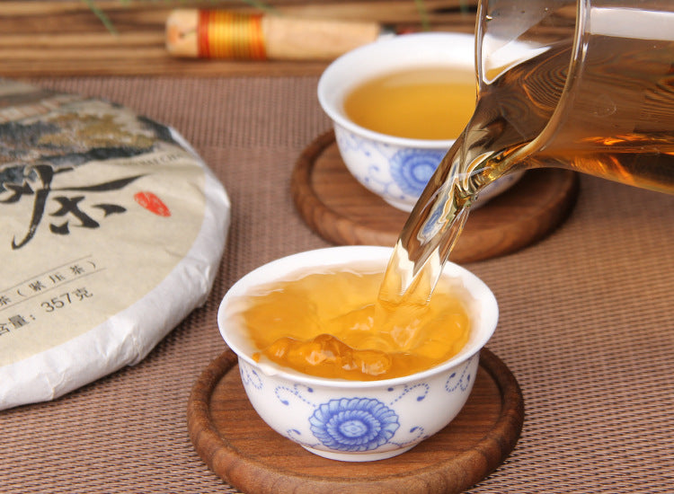 357g Yunnan aged white tea cake dry leaf and compressed tea detail