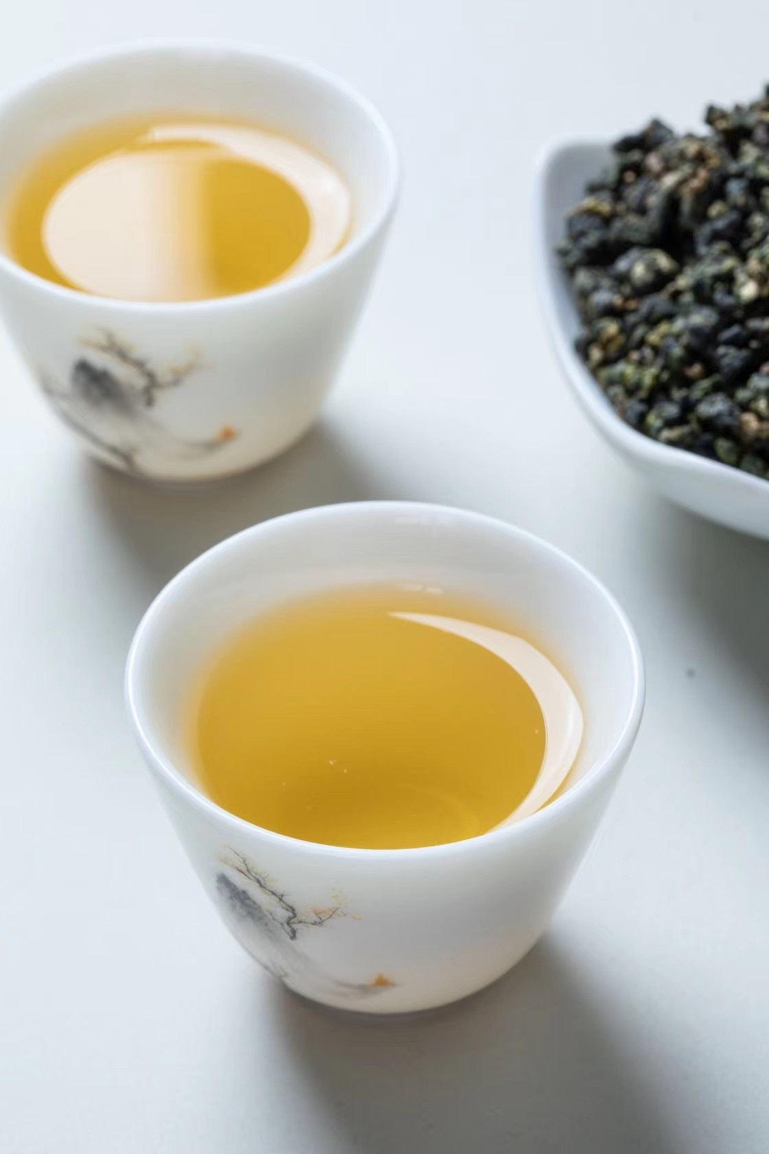 Alishan oolong tea brewing and leaf presentation