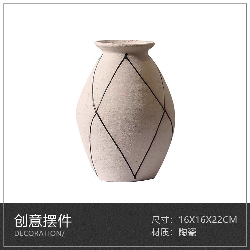 Ivory diamond-line ceramic vase, 16 x 16 x 22 cm