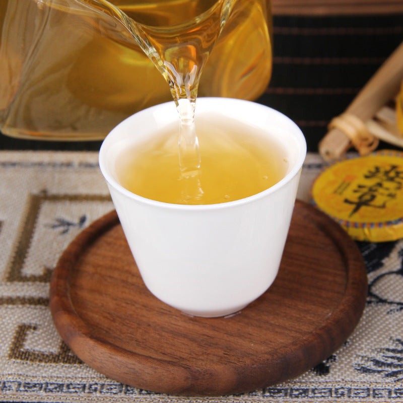 Golden tea liquor from Banzhang raw Pu-erh
