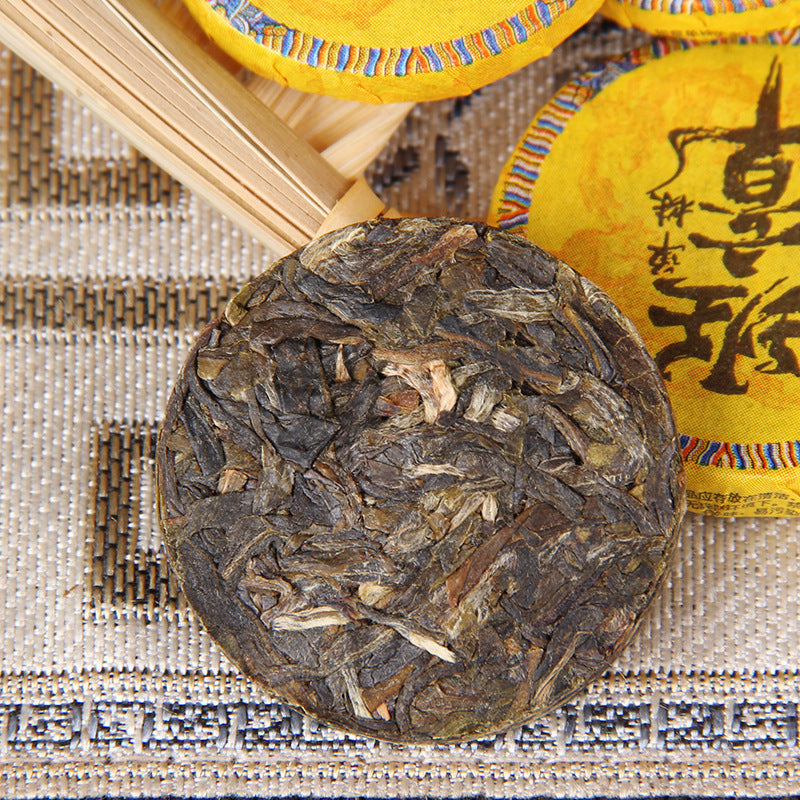 Banzhang single-tree raw Pu-erh mini cake lifestyle image