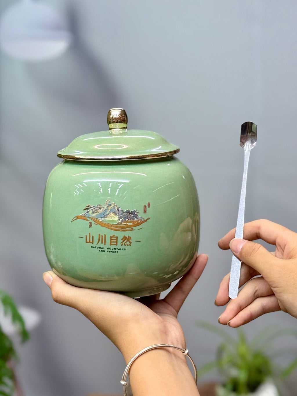 Decorative ceramic tea jar for Bi Luo Chun spring green tea