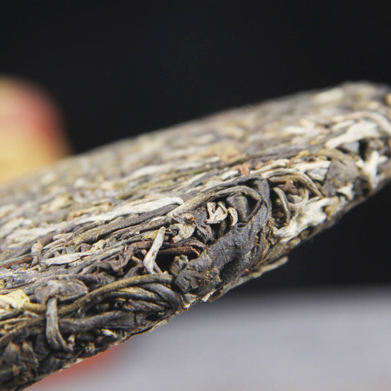 Bingdao Ancient-Tree Raw Pu-erh Tea Cake side profile 冰岛古树生茶 357g