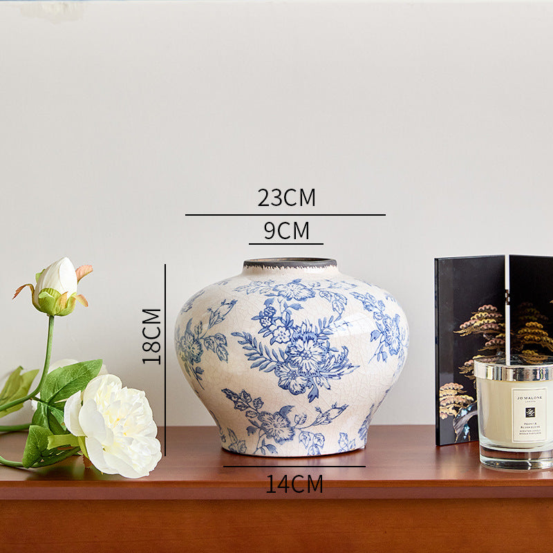 Blue and white low round Chinoiserie ceramic vase, 23 cm wide and 18 cm high