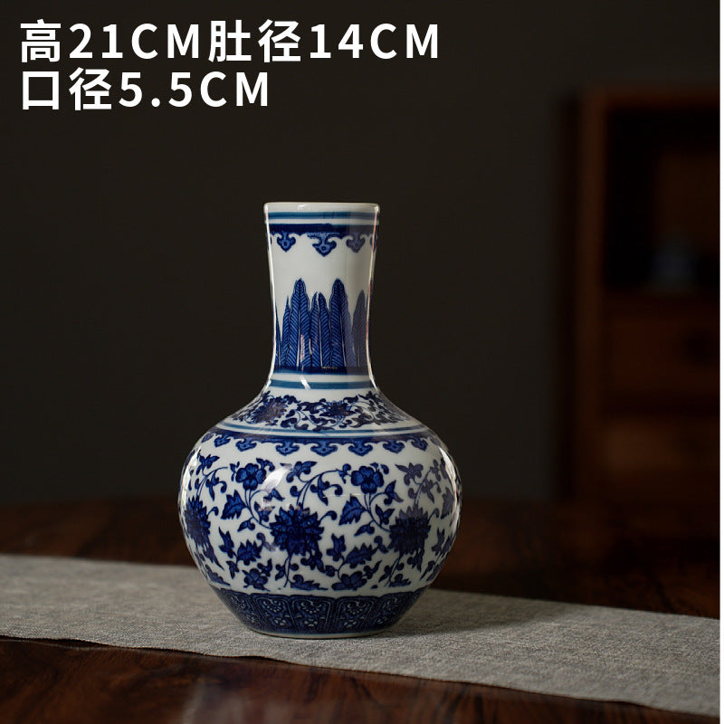 Blue and white round-body neck vase, 21 cm high