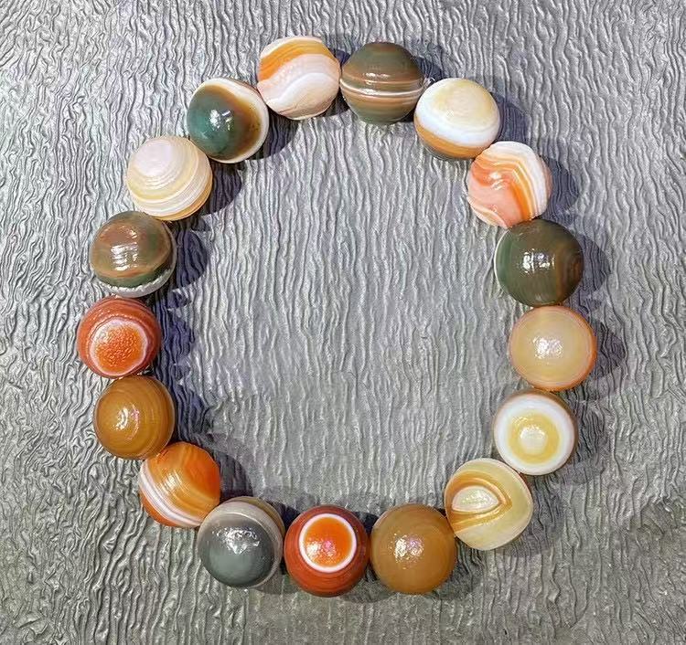 Natural-pattern banded agate bracelet with polished round beads