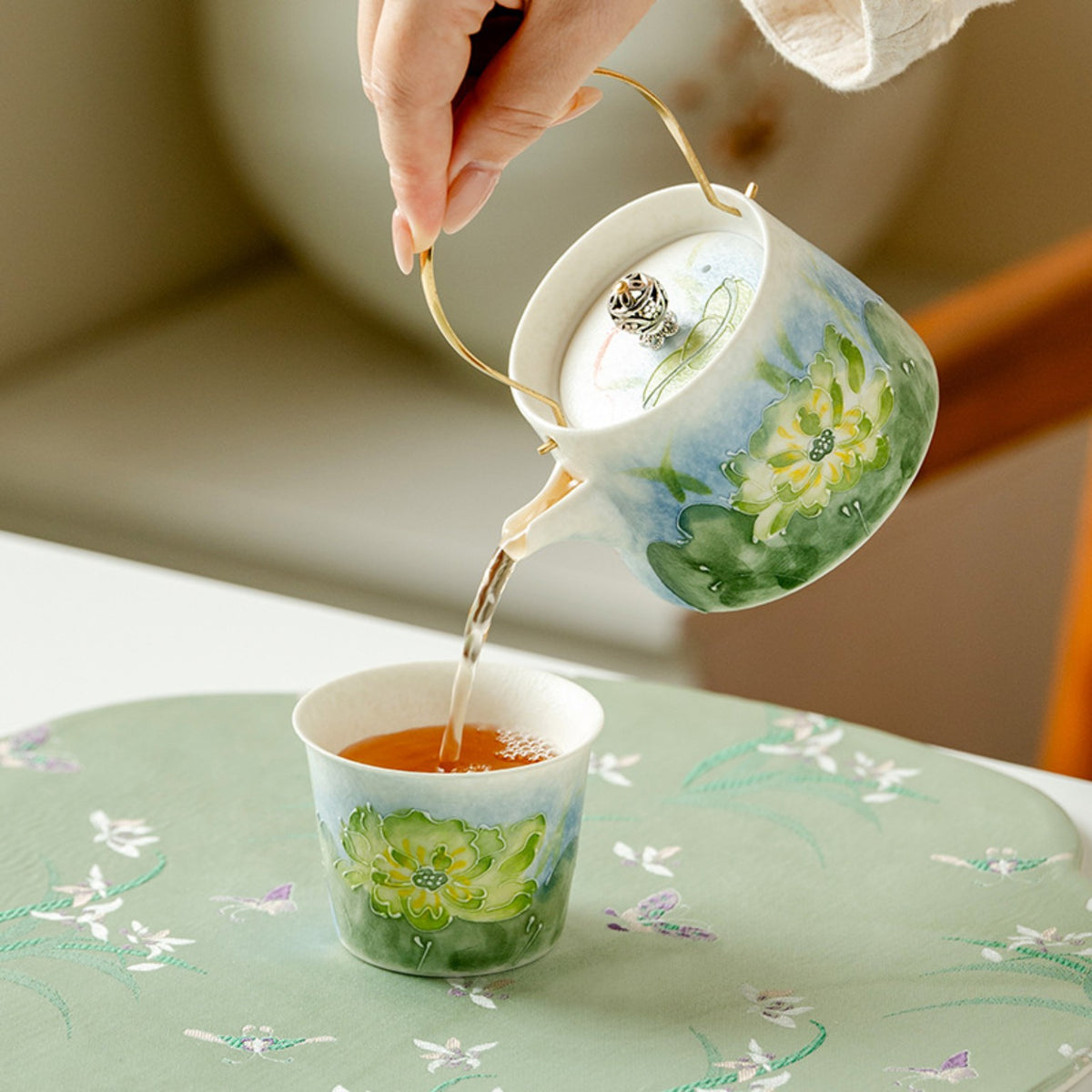 Blue lotus 195ml ceramic lift-handle teapot pouring tea