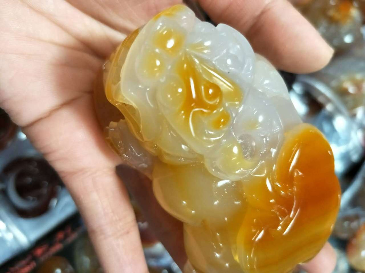Honey-white agate Pixiu carving polished collectible hand piece
