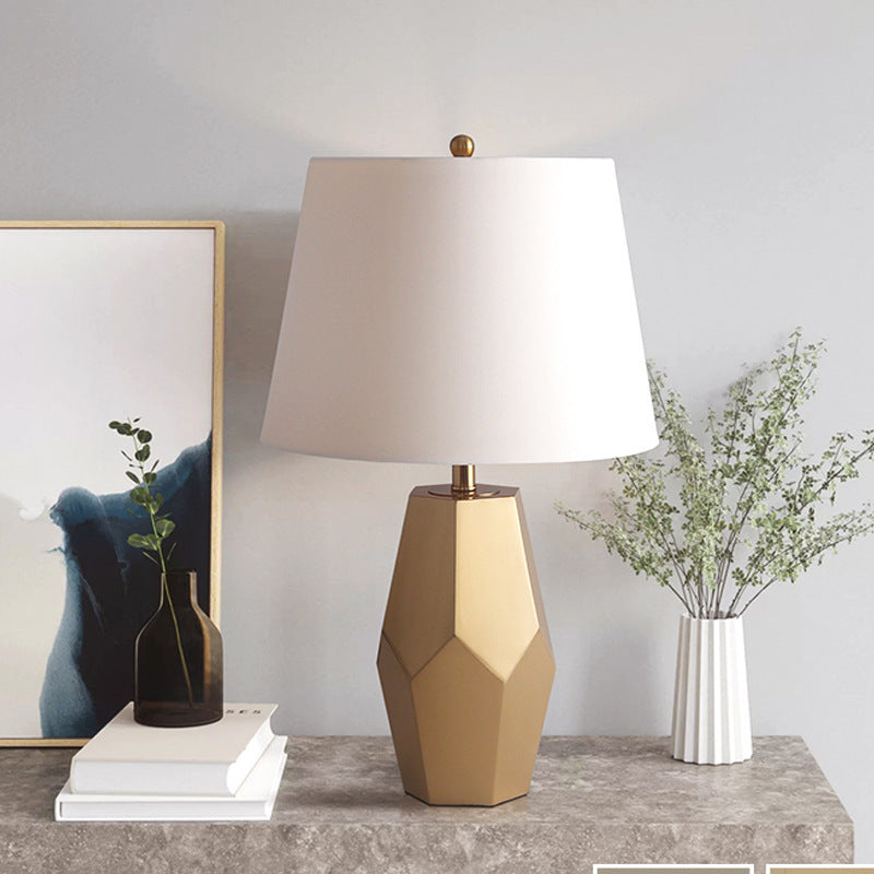 Aureum Facet gold geometric metal table lamp 1