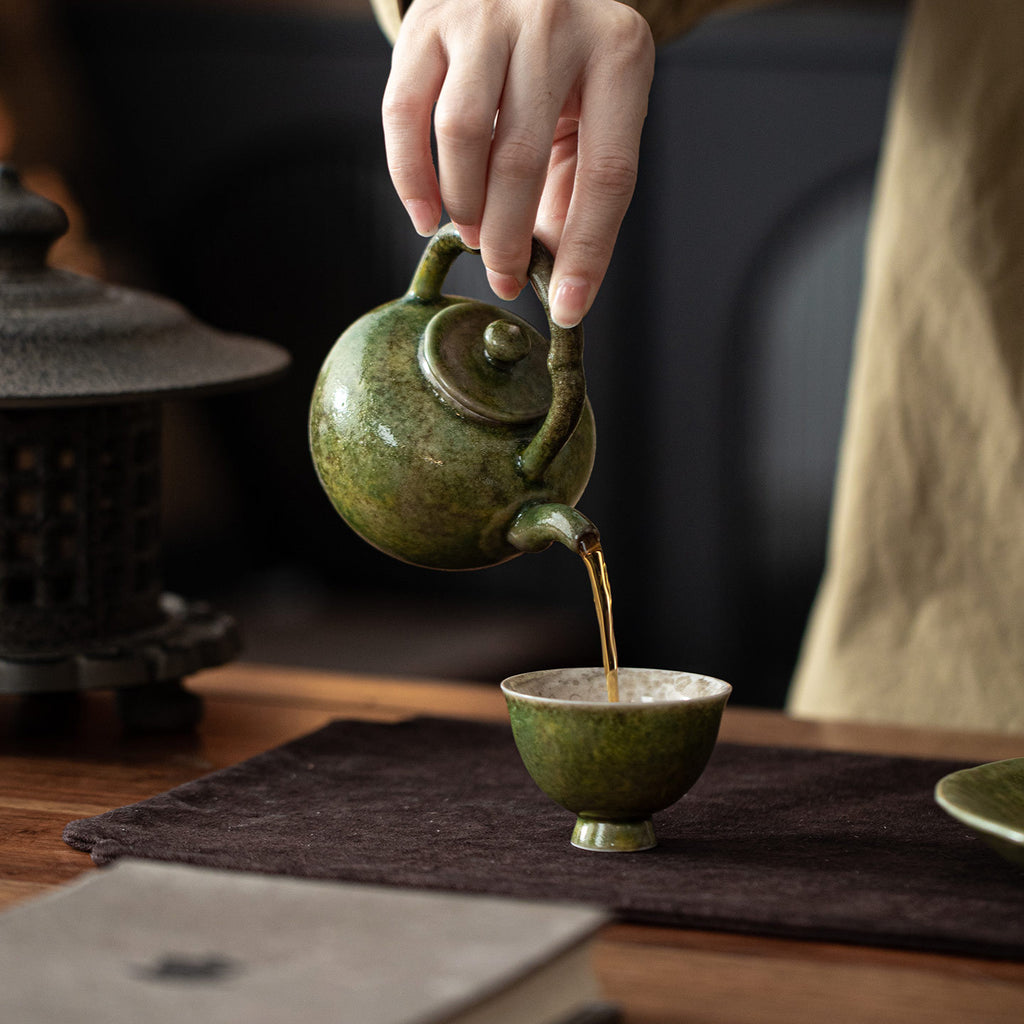 Green kiln-change Chinese teapot pouring gongfu tea