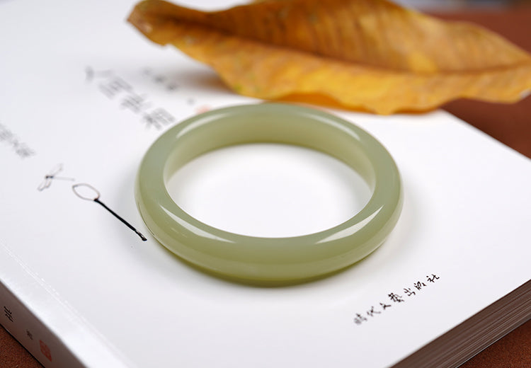 Certified Hetian nephrite bangle with smooth rounded profile