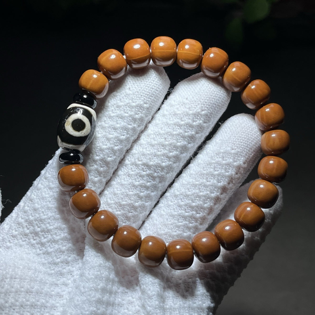 Houtou wenwan 8x9mm barrel bead bracelet with black and white three-eye Dzi-style patterned focal bead