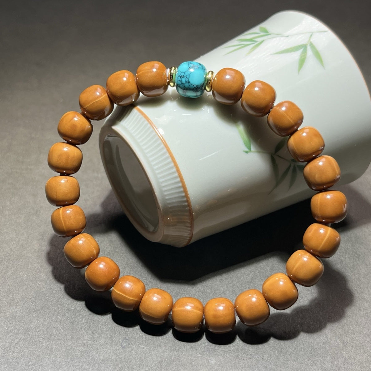 Houtou wenwan 8x9mm old-shape barrel bead bracelet with turquoise-tone focal bead and gold-tone spacers