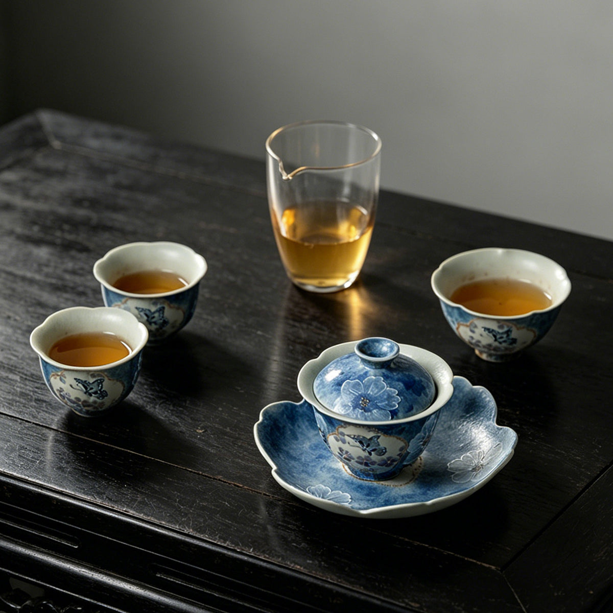 Ink-blue hand-painted butterfly flower ceramic lidded tea bowl for Gongfu tea