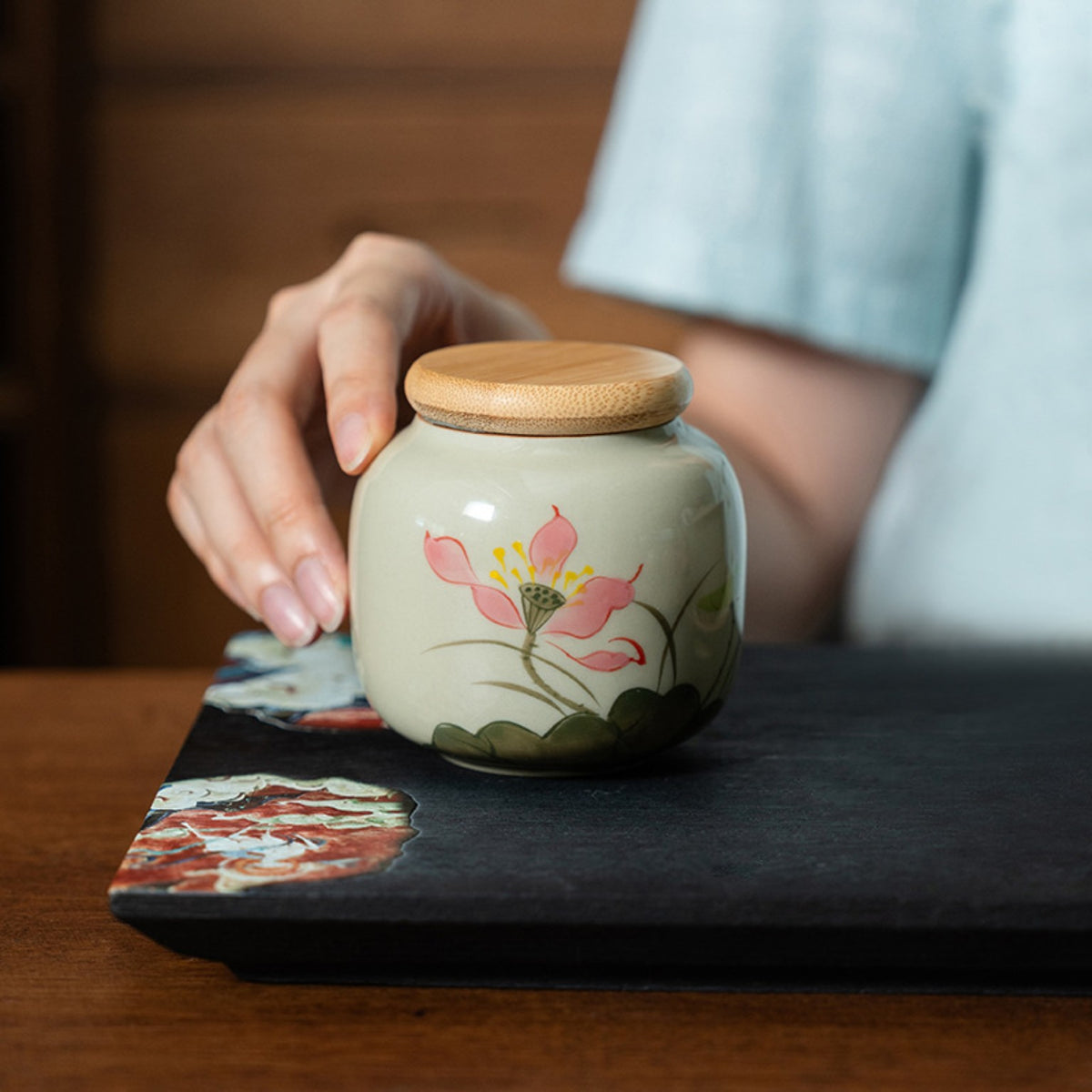 Compact 260ml hand-painted lotus tea canister with bamboo lid