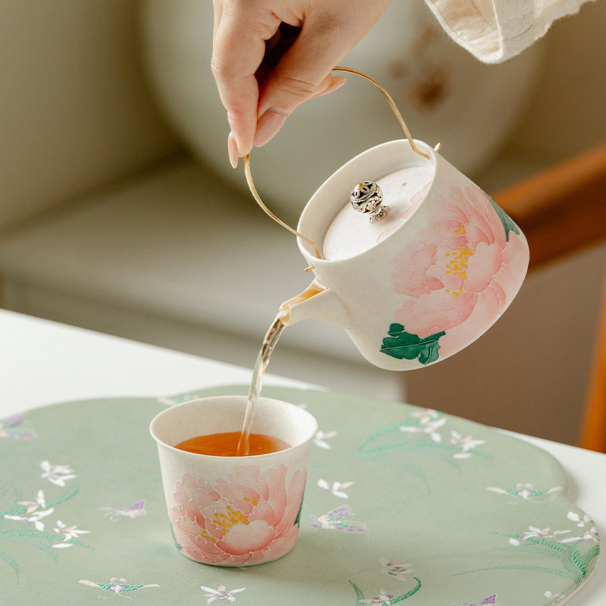 Pink peony 195ml ceramic lift-handle teapot pouring Chinese tea