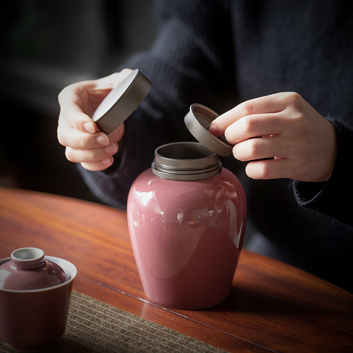 Double-lid construction of pink Yingyue ceramic tea caddy for loose leaf tea