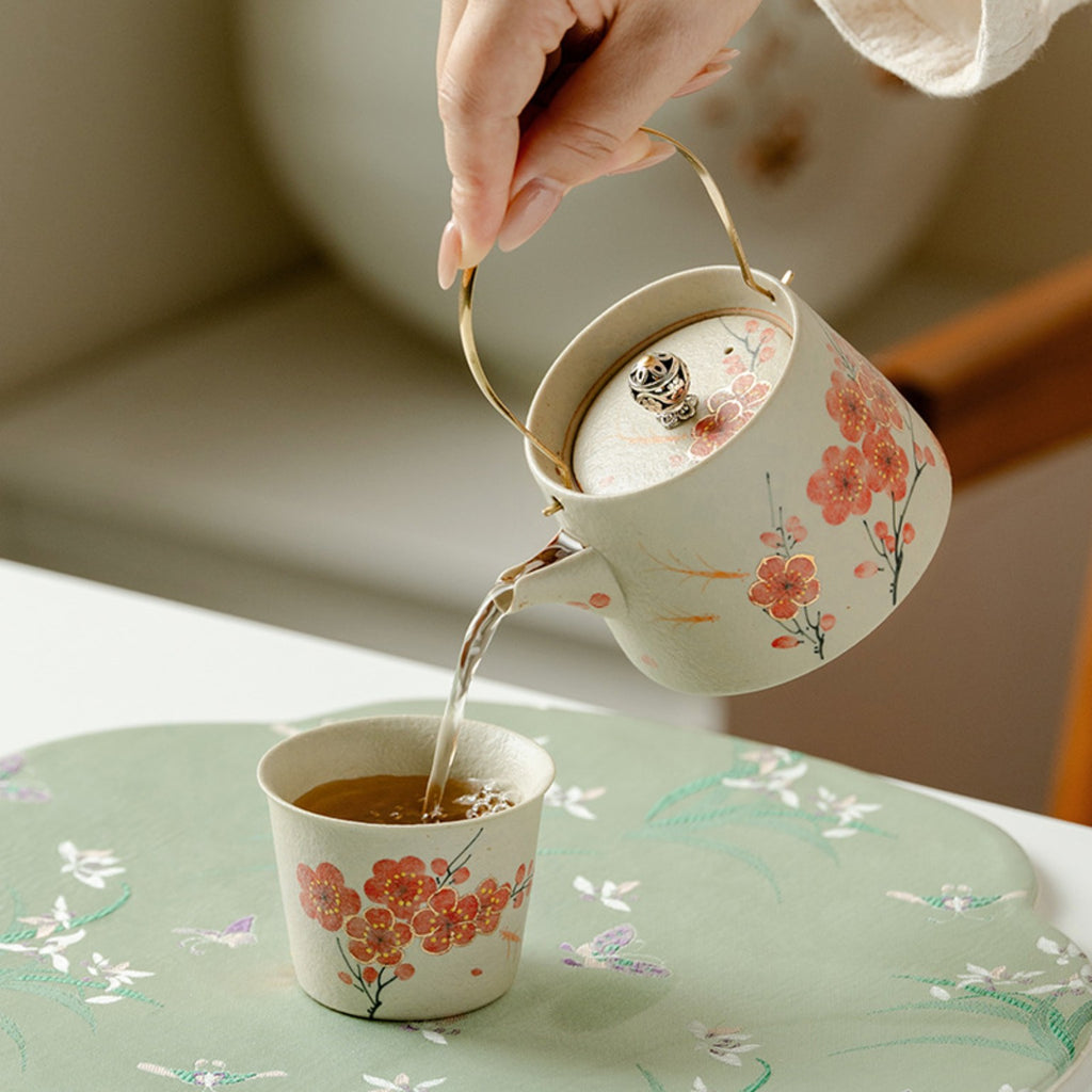 Red plum blossom 195ml ceramic lift-handle teapot pouring tea