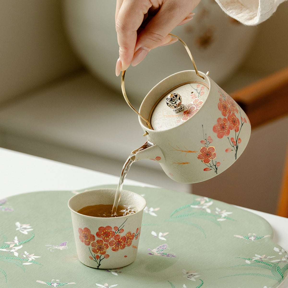 Red plum blossom 195ml ceramic lift-handle teapot pouring tea