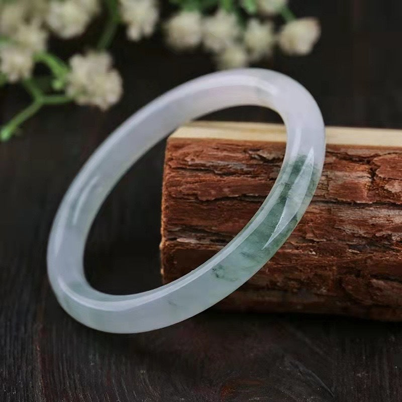 Slim round Tianshan quartzite bangle in pale green and white