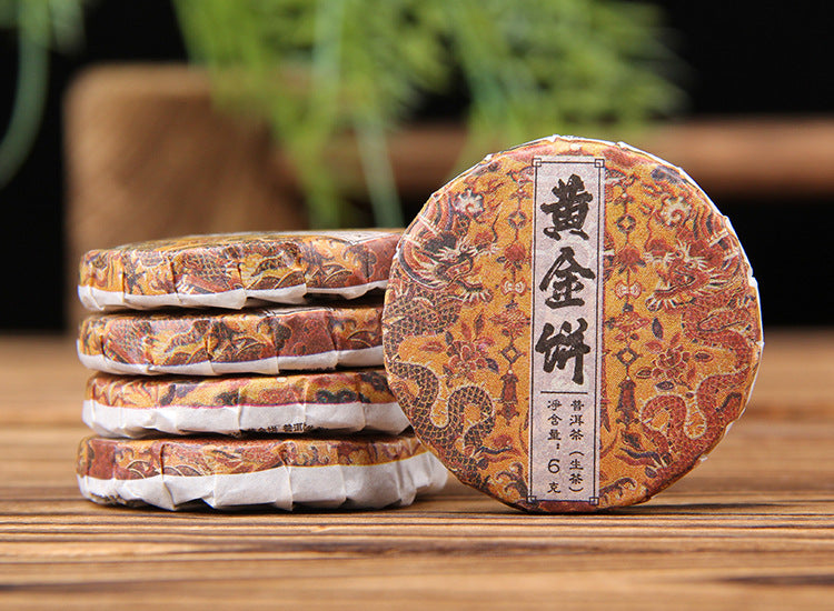 6g ancient tree Golden Leaf raw Pu-erh mini cake close-up
