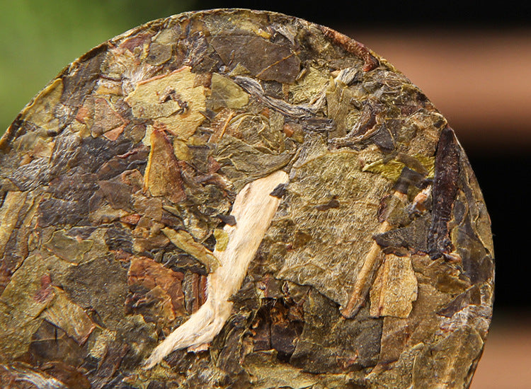 Golden Leaf raw Pu-erh mini cake and brewed tea presentation