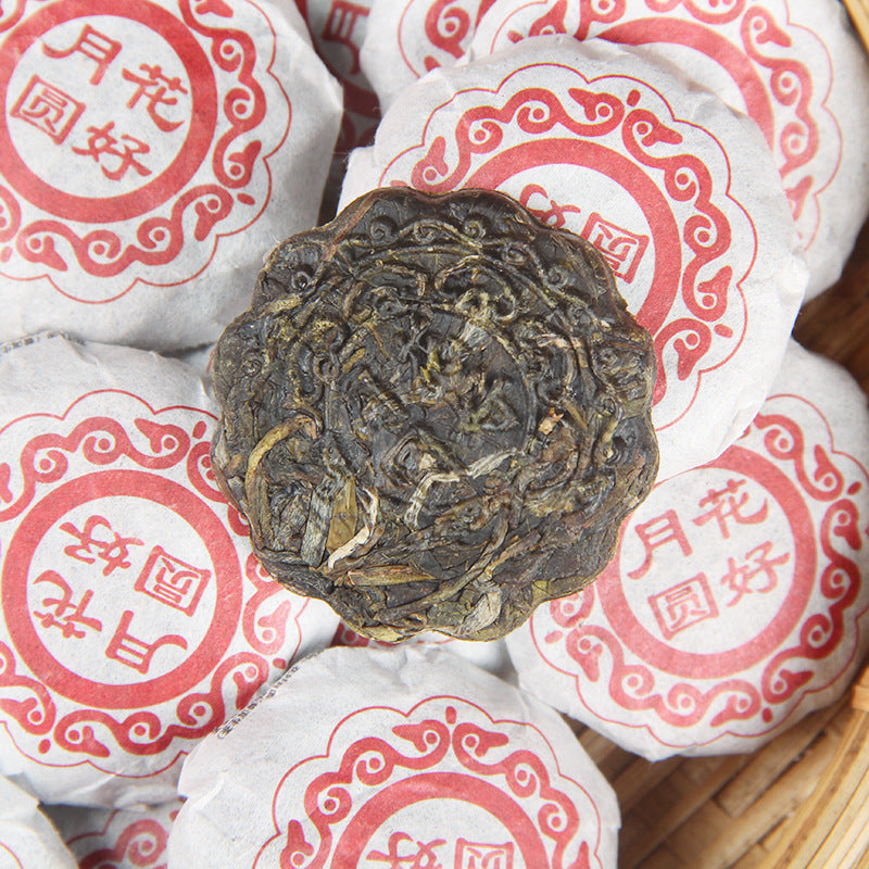 Raw Pu-erh mini moon cake compressed leaf detail