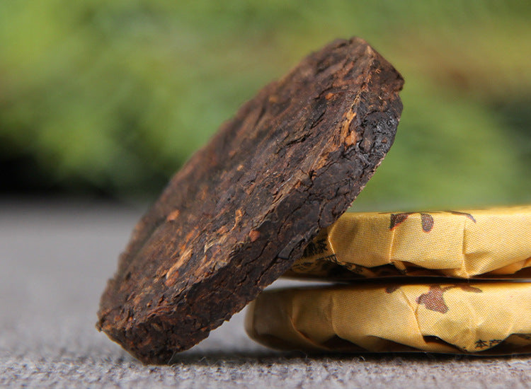 Side view of Huangjing ripe Pu-erh mini compressed tea cakes