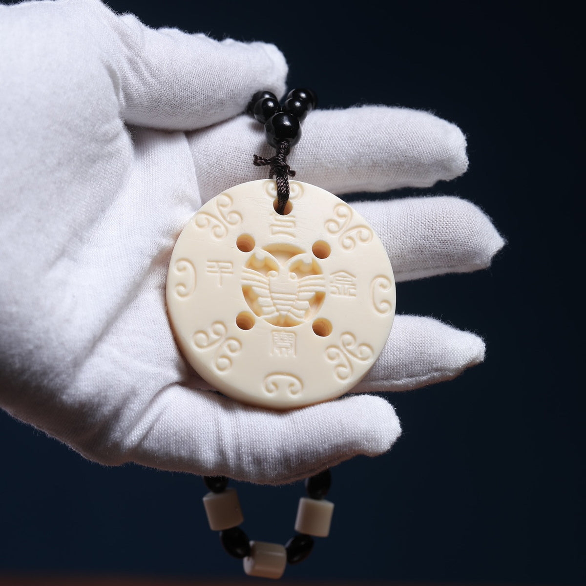 Close-up ivory nut Qibao Qianjin peace buckle carving, tagua vegetable ivory Chinese auspicious round pendant with openwork motif