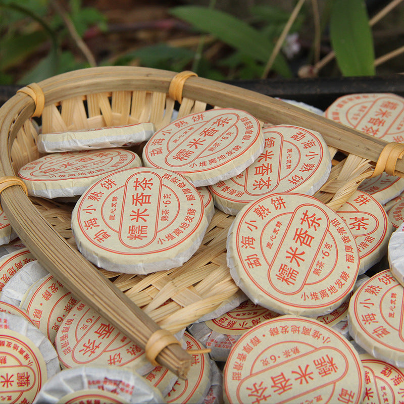 Menghai sticky rice aroma ripe Pu-erh 6g mini cakes arranged in a bamboo basket