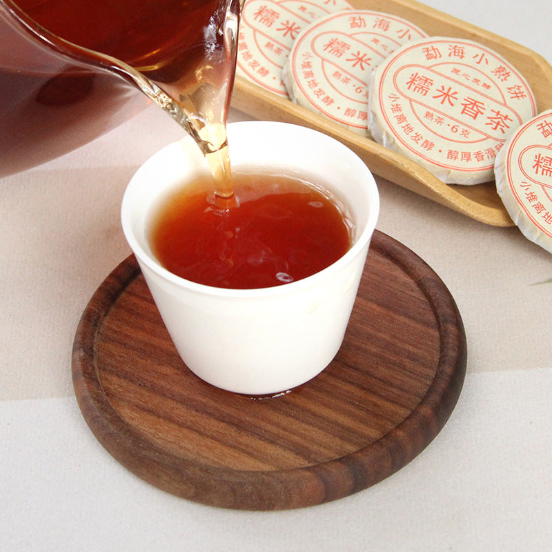 Amber-red liquor poured from Menghai sticky rice aroma ripe Pu-erh mini tea cakes