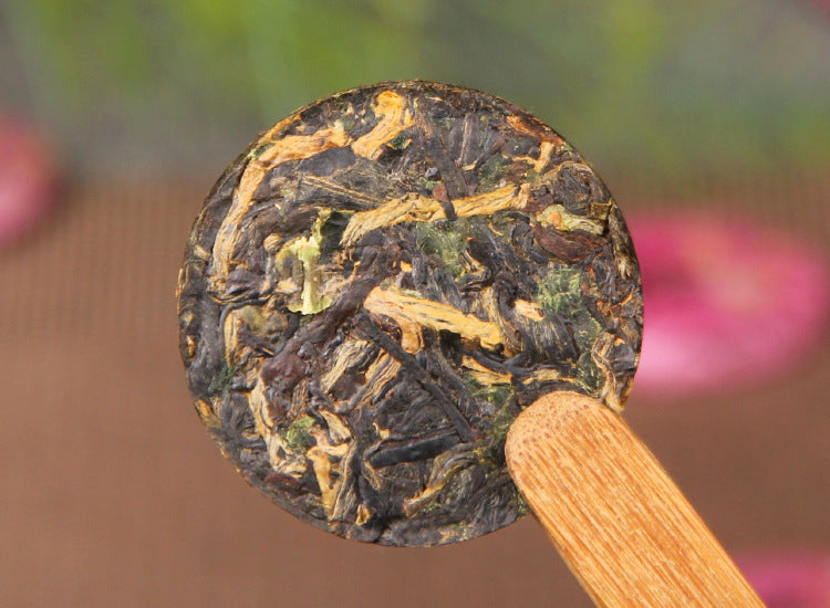 Individually wrapped nuo mi xiang Yunnan black tea mini cake presentation