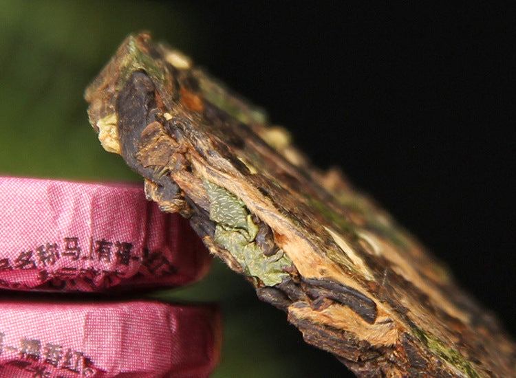 Yunnan black tea mini cakes with sticky rice aroma product presentation