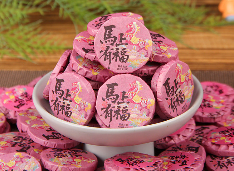 Mashang Youfu compressed Yunnan black tea mini cake detail