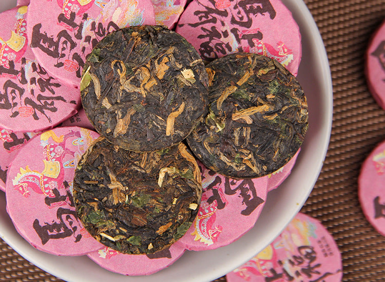 Nuo mi xiang black tea mini cake detail with individually wrapped tea portions