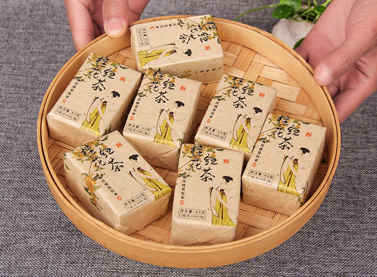 Individually wrapped osmanthus black tea mini bricks in bamboo tray 桂花红茶