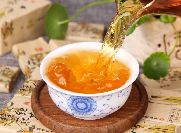 Osmanthus black tea pouring into Chinese tasting cup 桂花红茶