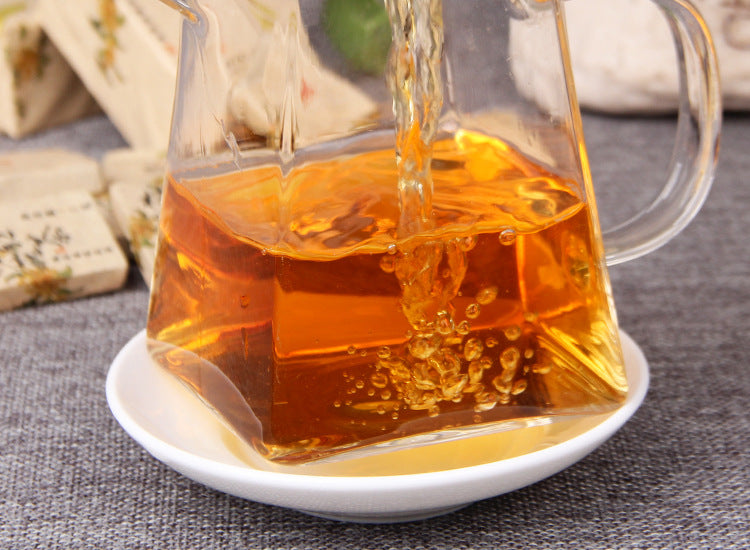 Amber osmanthus black tea in glass pitcher 桂花红茶