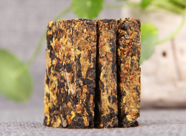 Osmanthus black tea compressed mini bricks close-up 桂花红茶