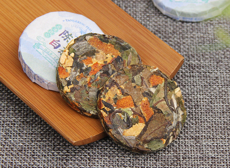 Tangerine peel white tea liquor presentation