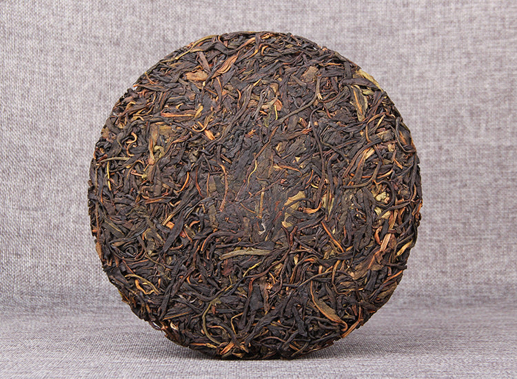 Unwrapped wild raw Pu-erh cake surface