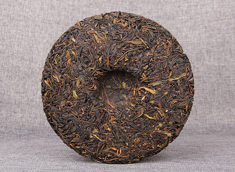Pressed wild raw Pu-erh cake