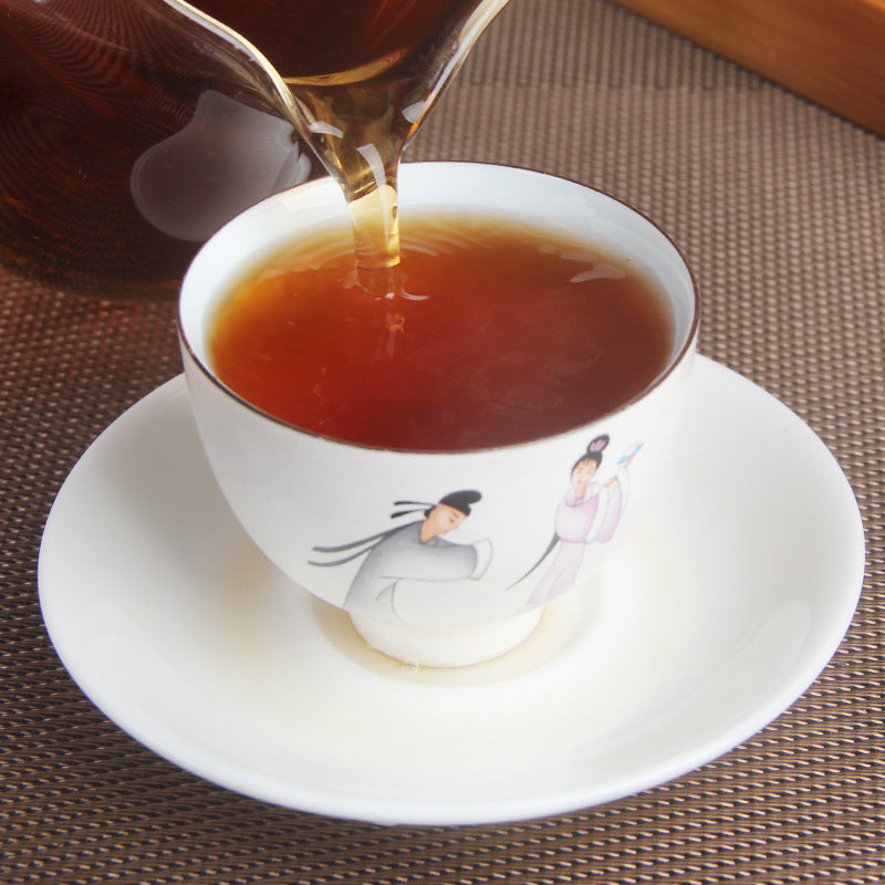 Amber-red liquor brewed from Xinhui Xiaoqinggan citrus peel and Gongting ripe Pu-erh
