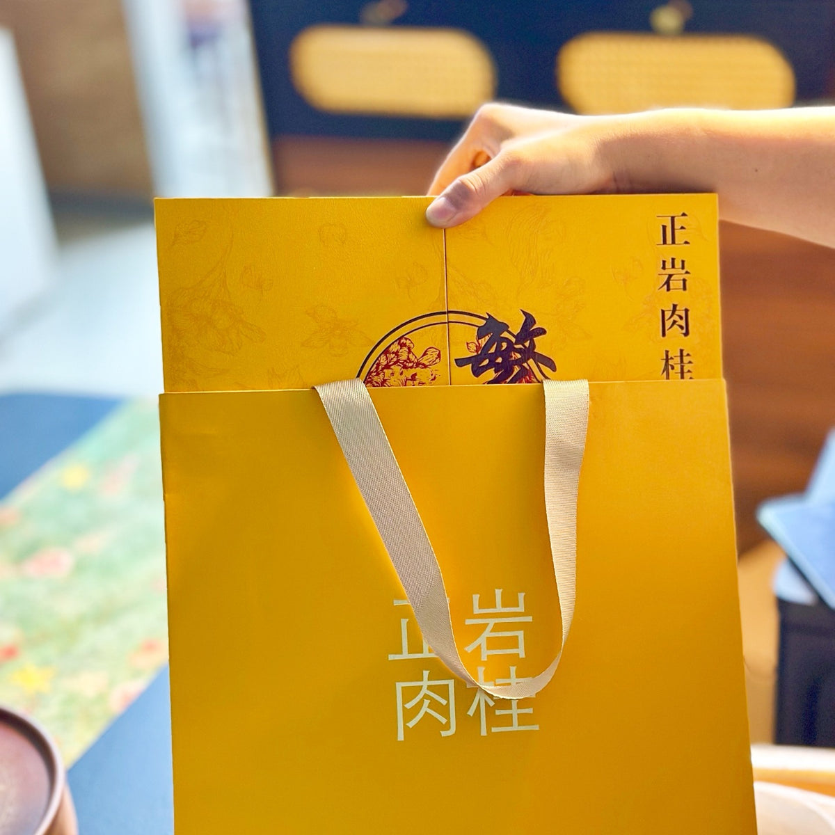 Luxury Zhengyan Rou Gui Wuyi rock tea gift box and carry bag