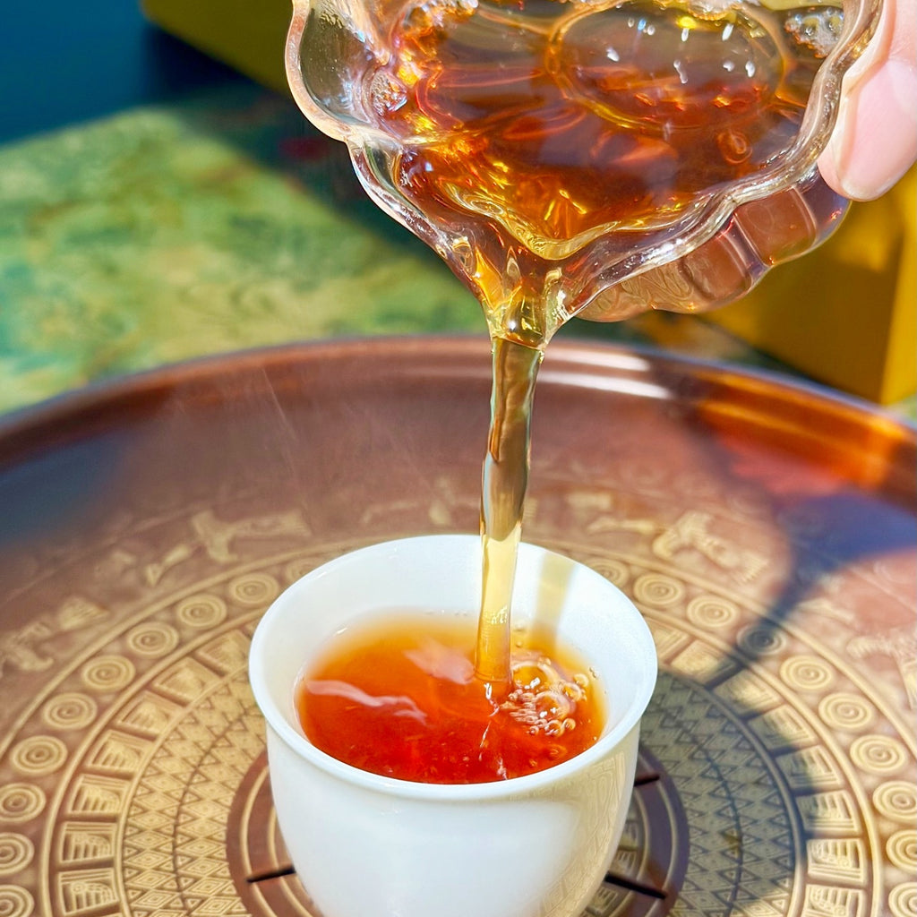 Amber liquor brewed from Zhengyan Rou Gui rock oolong