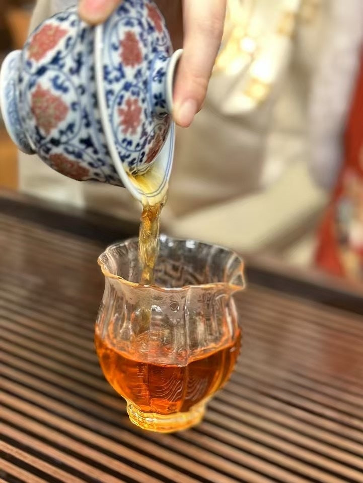 Copper-amber Wuyi Rou Gui tea liquor poured from gaiwan